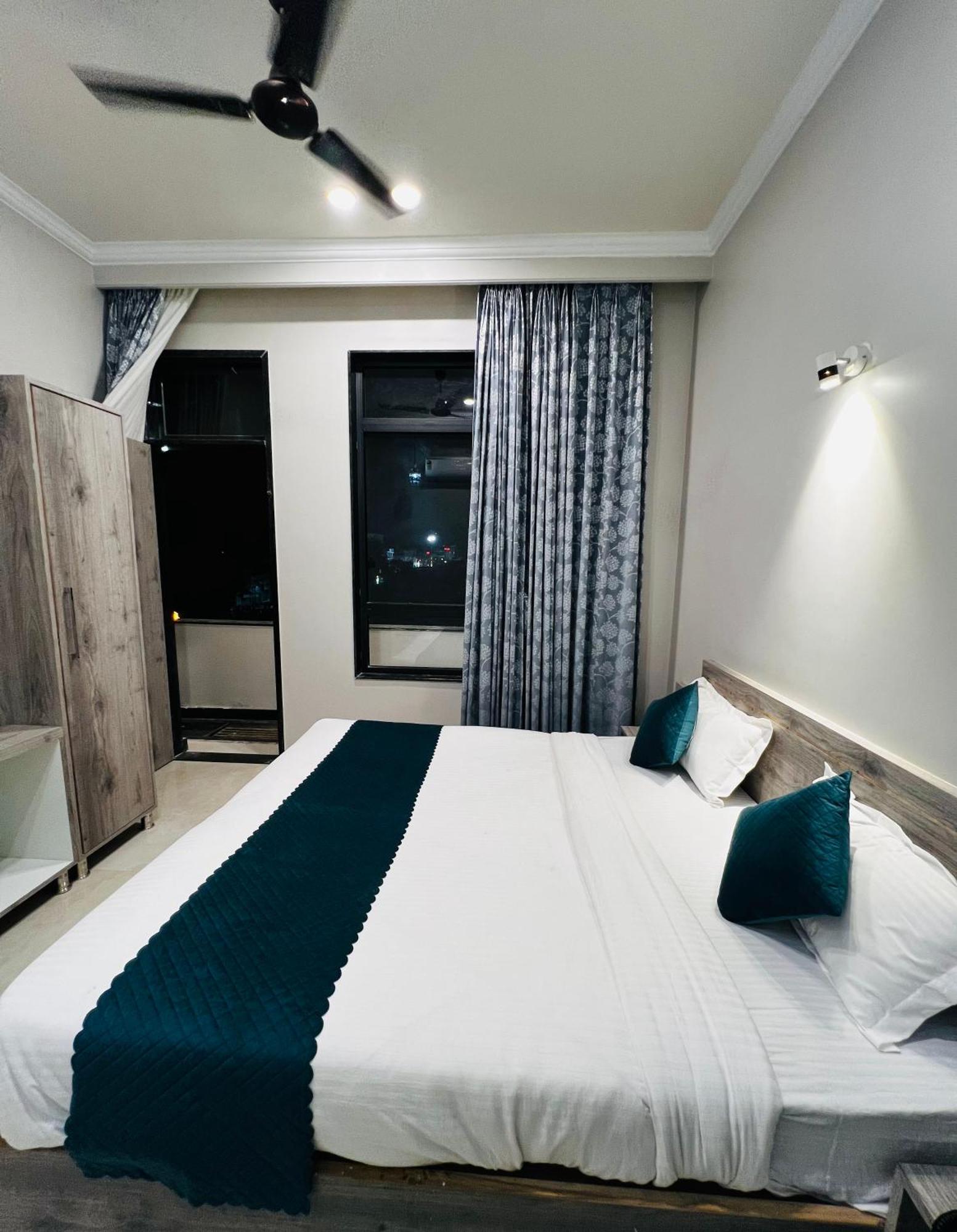 The Tri Arrow Hotel Khātu Kültér fotó