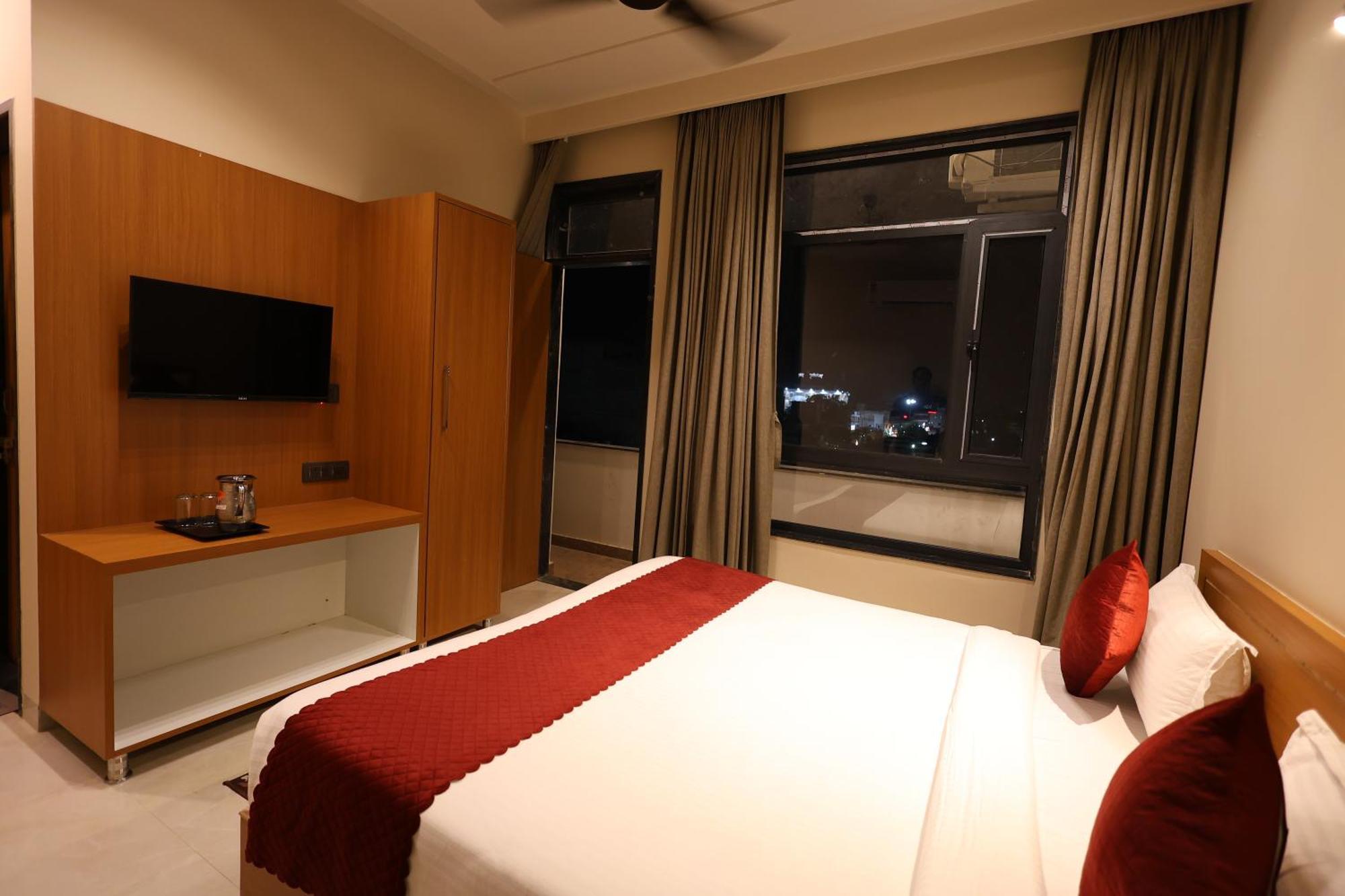 The Tri Arrow Hotel Khātu Kültér fotó